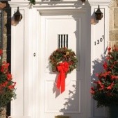 Dekoracje świąteczne na drzwiach